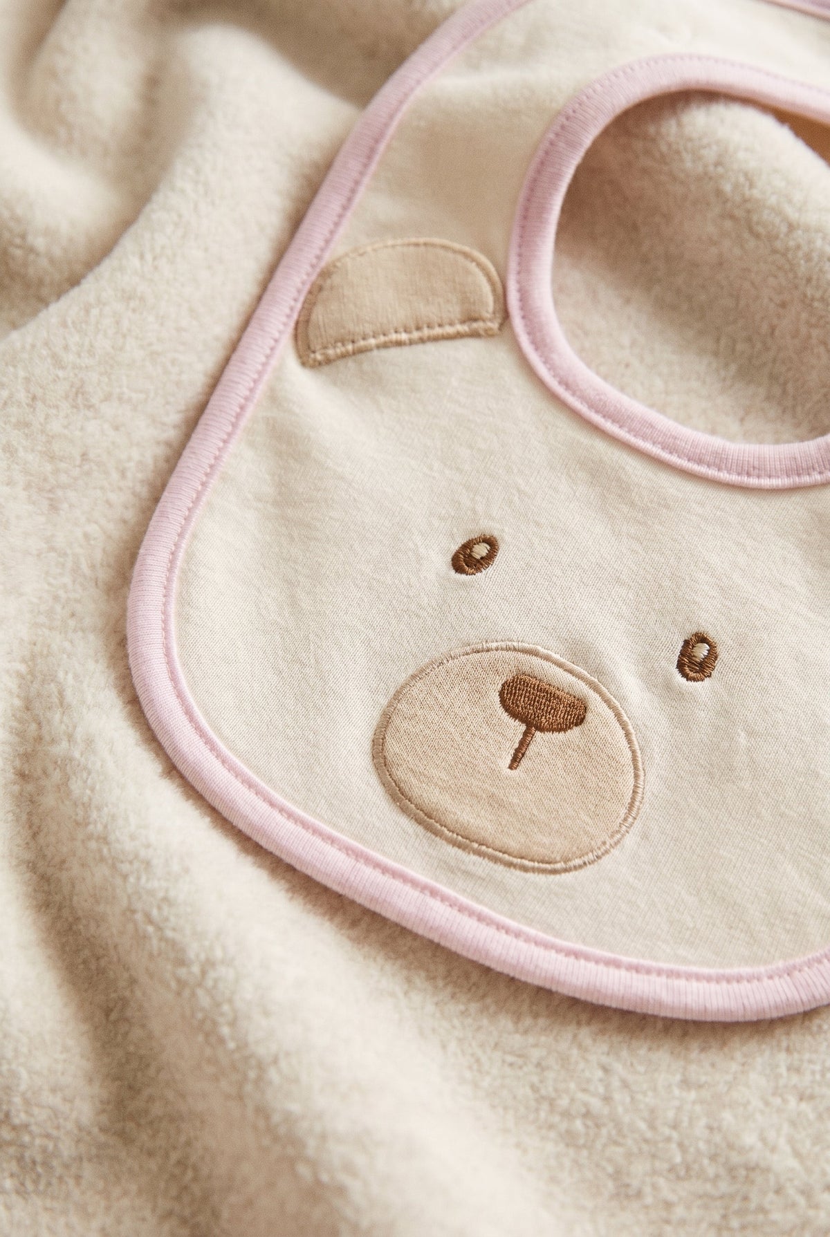 Bavaglio bianco con dettagli rosa e logo Le Bebé cucito frontale